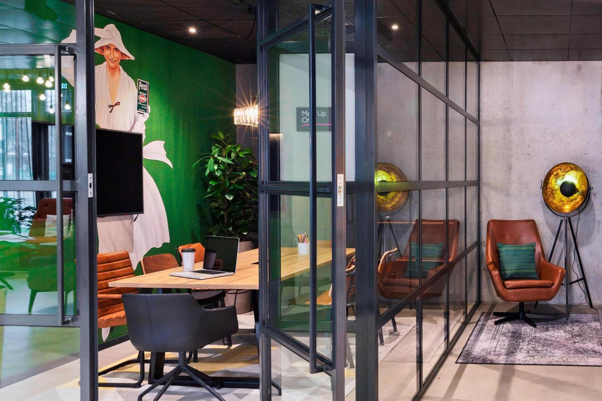 Moxy Duesseldorf South Hotell Exteriör bild