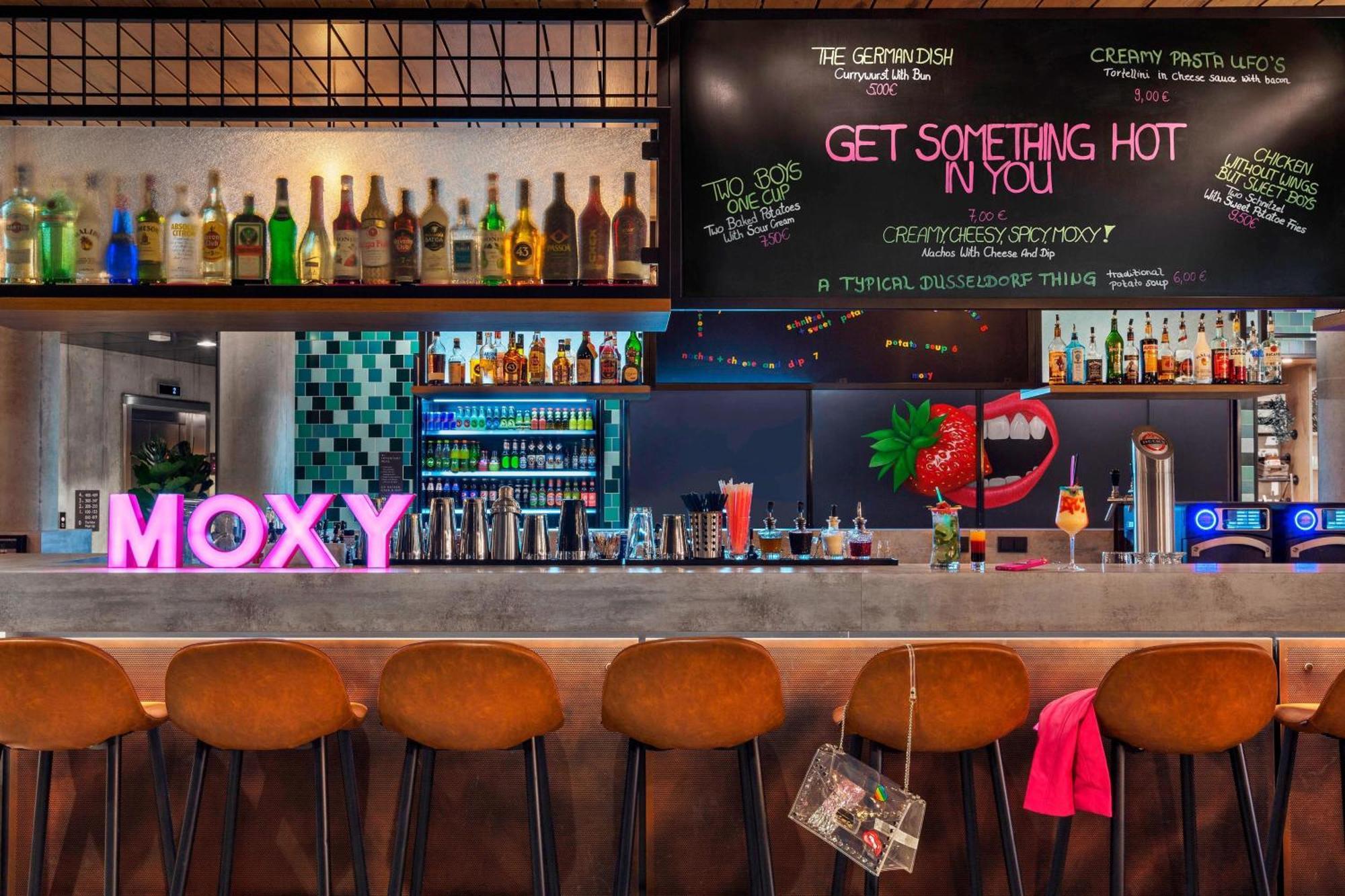 Moxy Duesseldorf South Hotell Exteriör bild