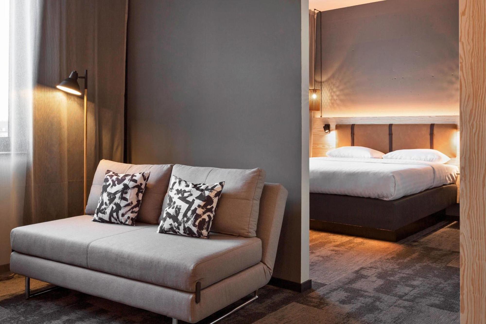 Moxy Duesseldorf South Hotell Exteriör bild