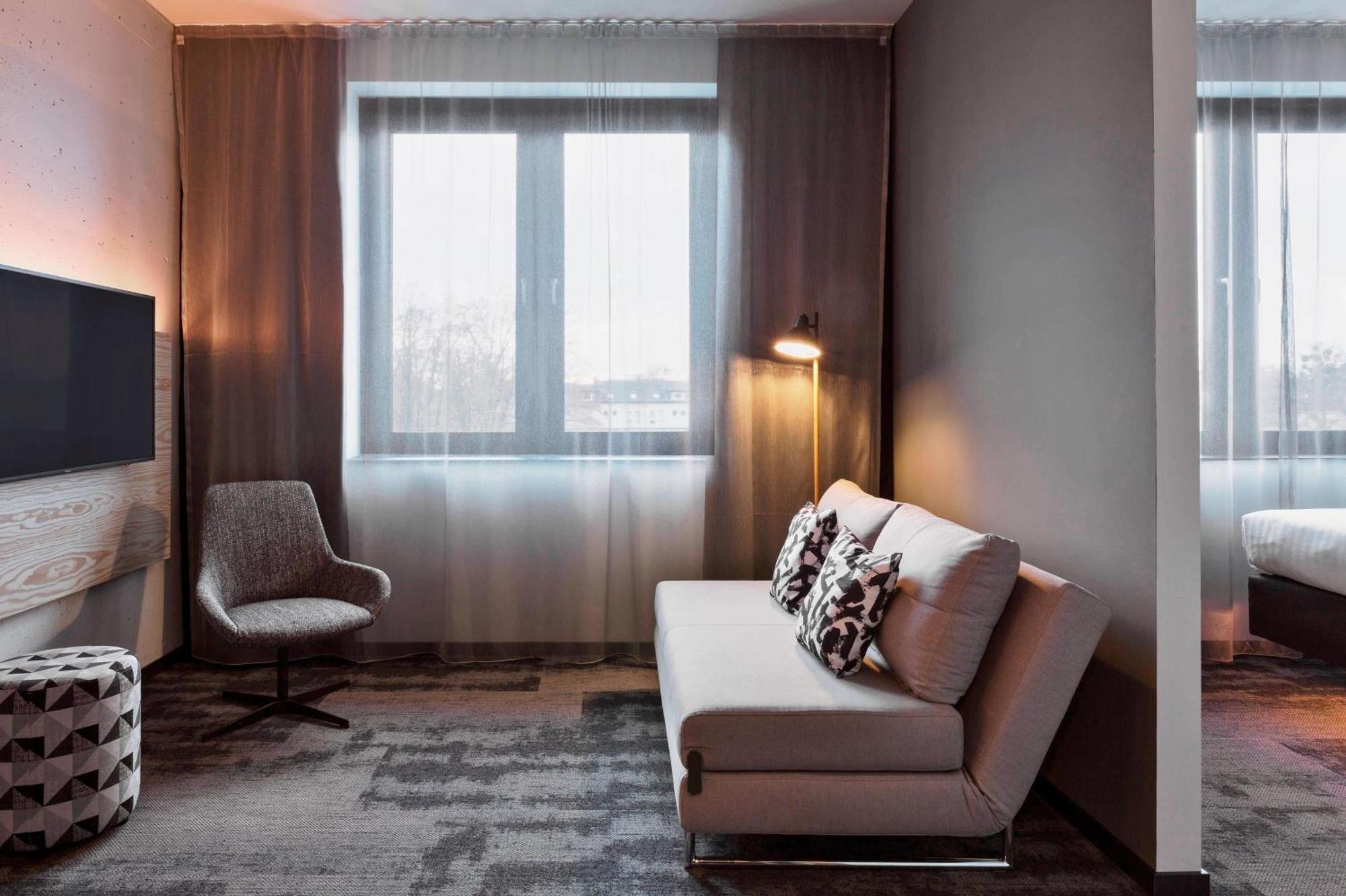 Moxy Duesseldorf South Hotell Exteriör bild