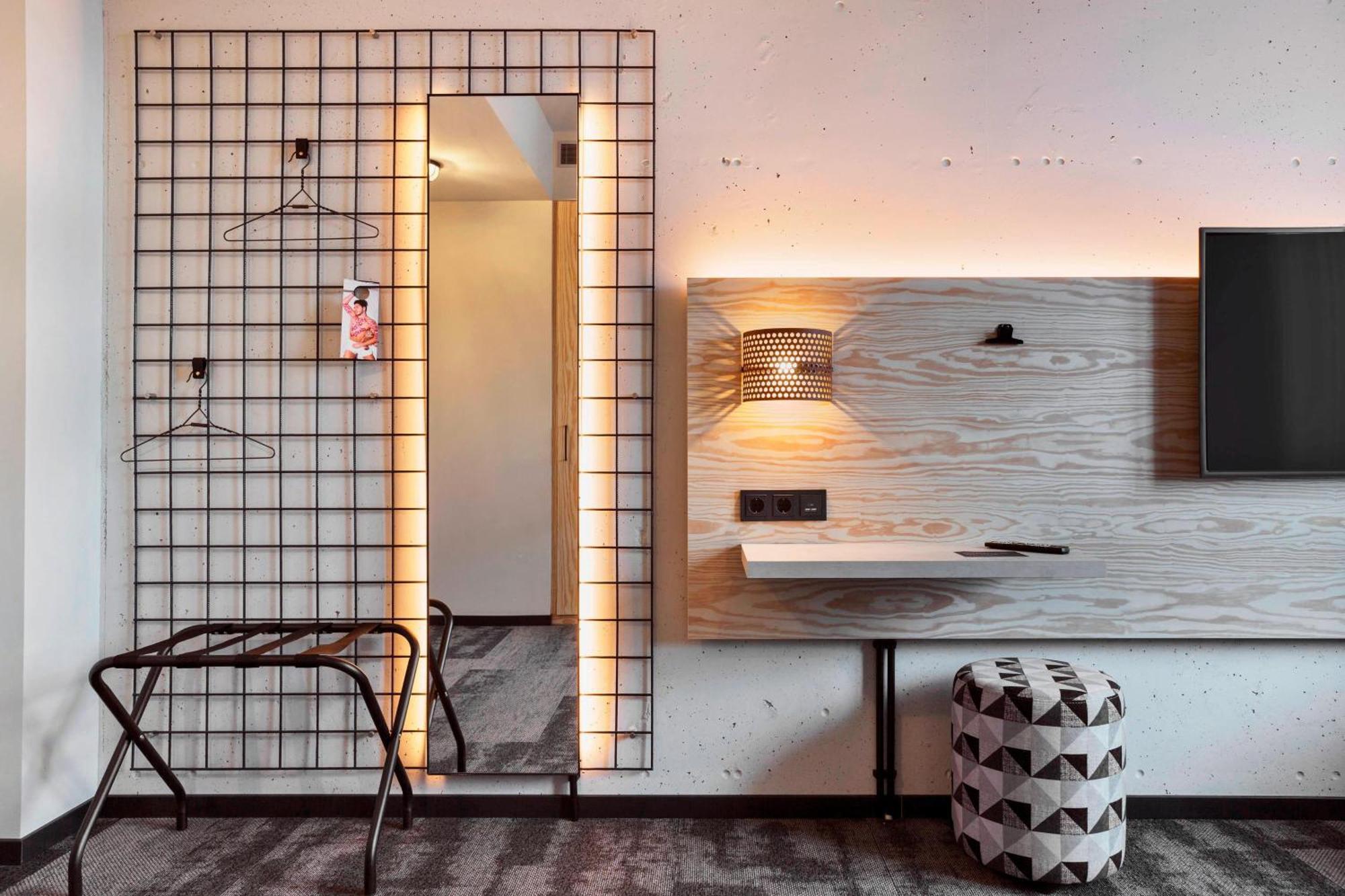 Moxy Duesseldorf South Hotell Exteriör bild