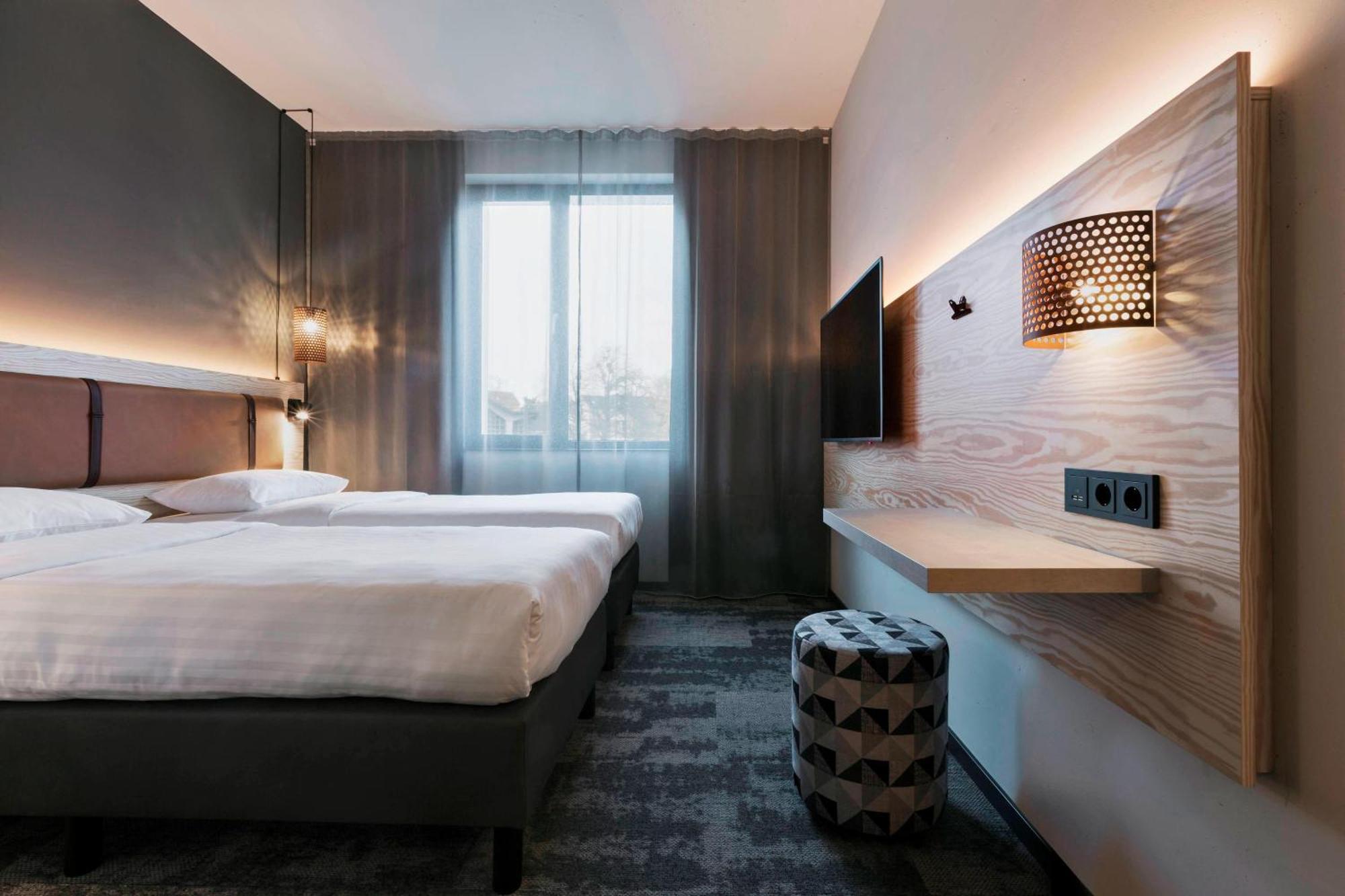 Moxy Duesseldorf South Hotell Exteriör bild