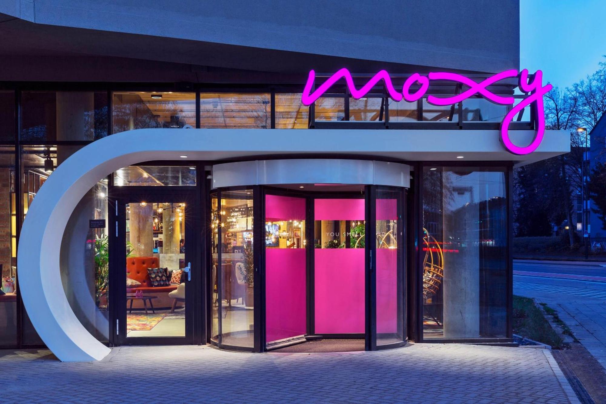 Moxy Duesseldorf South Hotell Exteriör bild