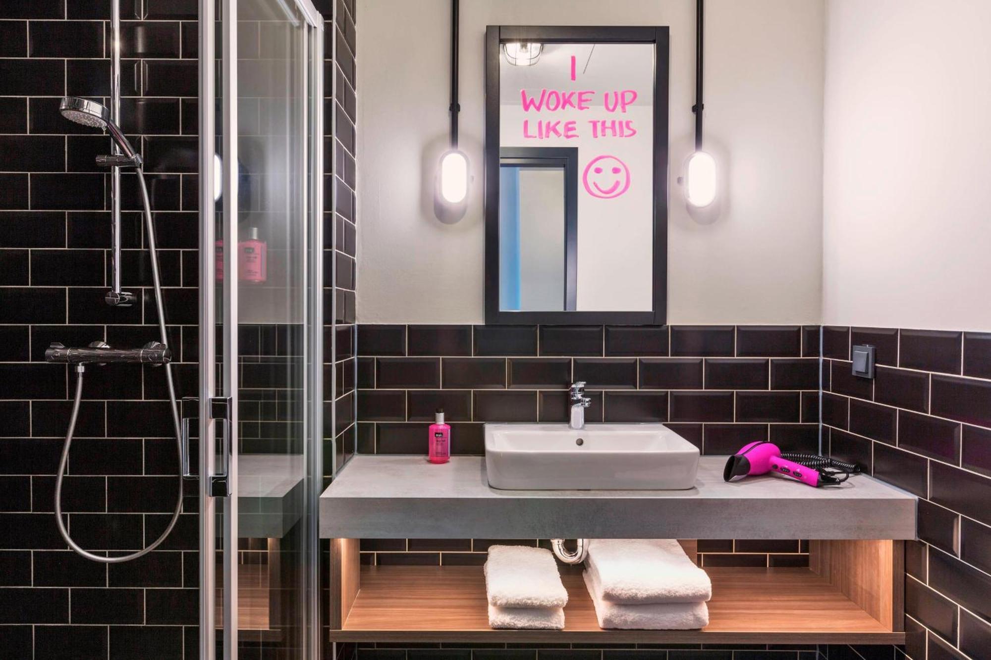 Moxy Duesseldorf South Hotell Exteriör bild