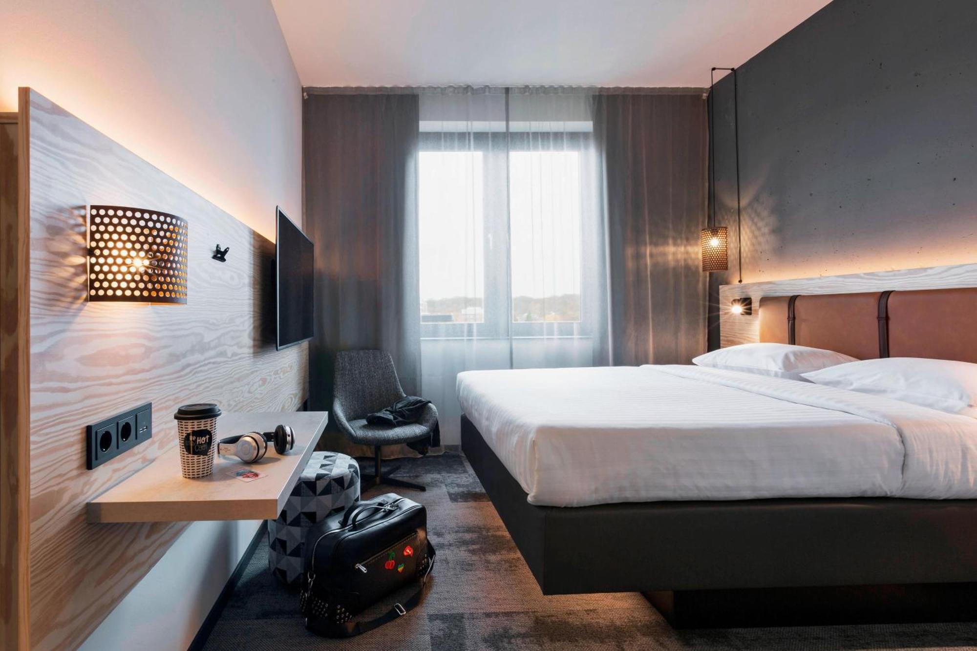 Moxy Duesseldorf South Hotell Exteriör bild